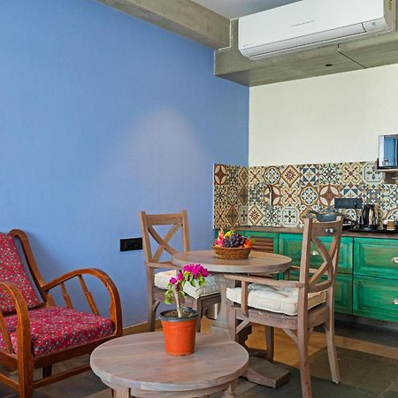 Bougainvilla Apartment Surat Bagian luar foto