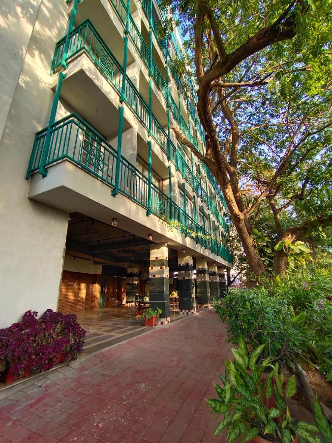 Bougainvilla Apartment Surat Bagian luar foto