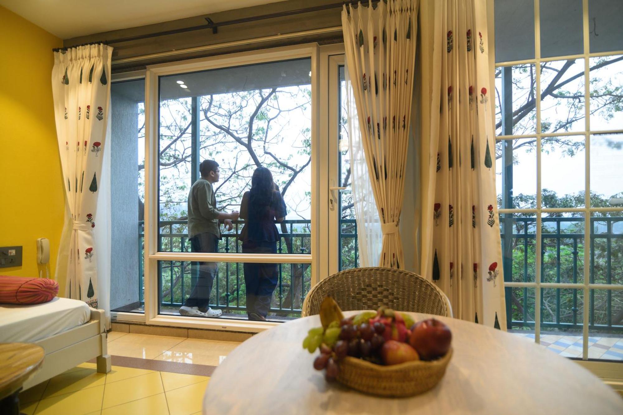 Bougainvilla Apartment Surat Bagian luar foto